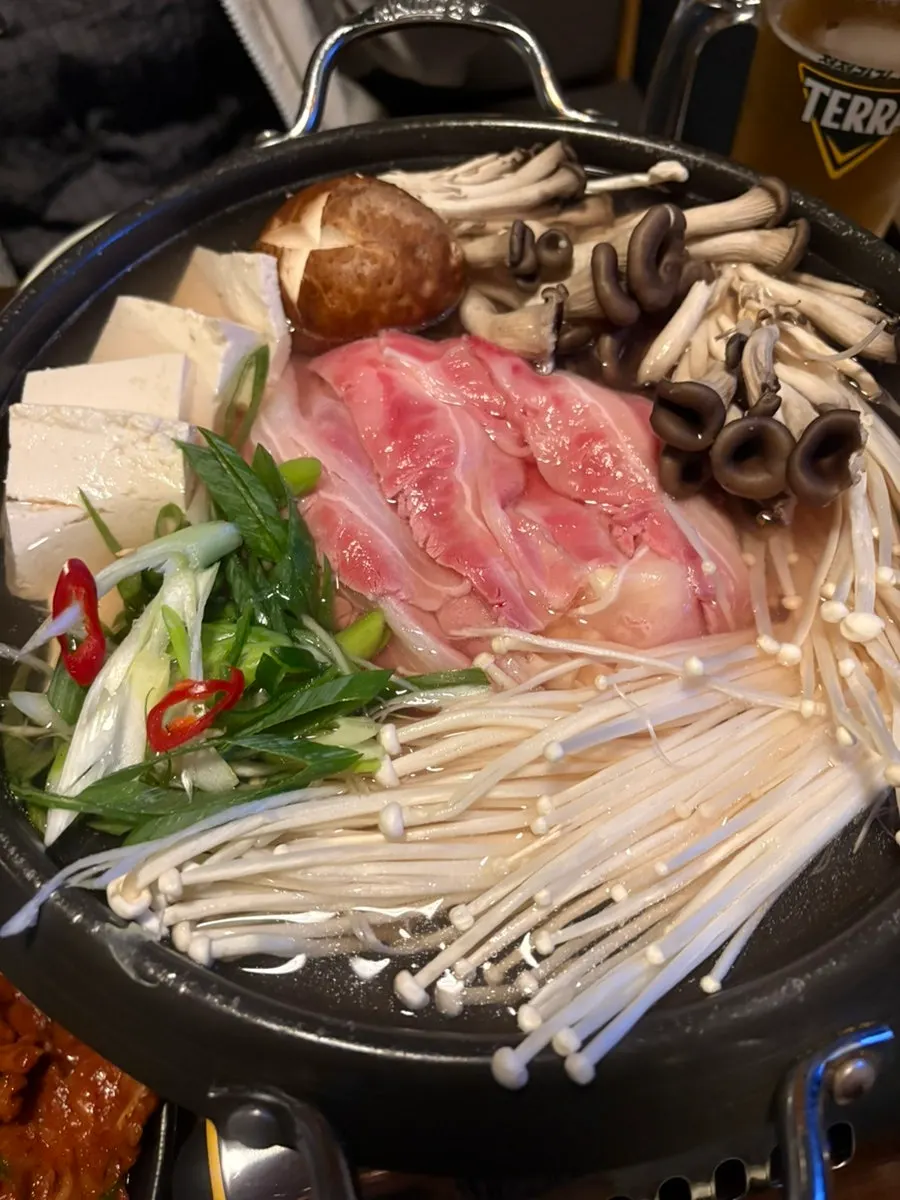 푸짐한 비주얼의 우삼겹전골 냄비