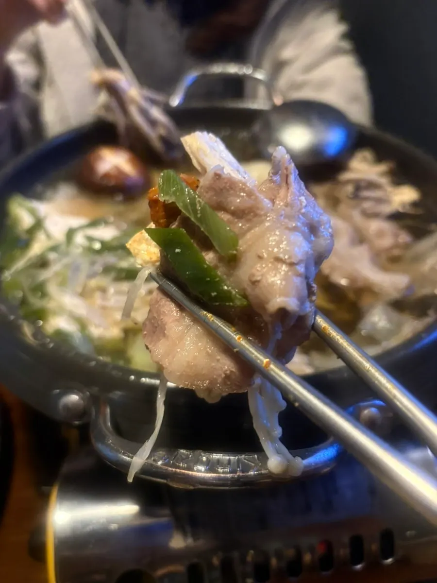 보글보글 끓는 우삼겹전골 국물