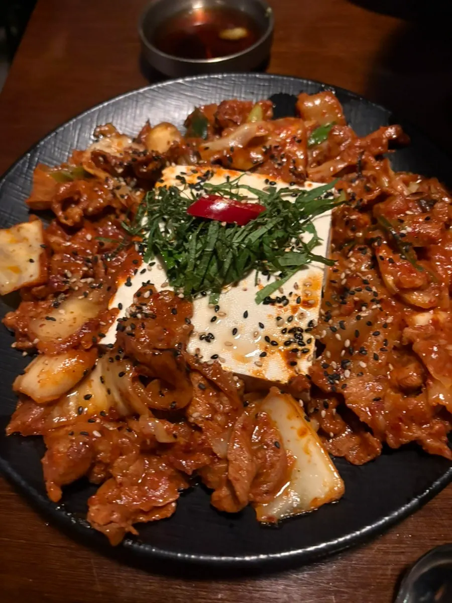 만석집 두부 반 모 제육김치 한 접시