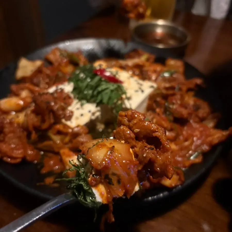 큼직하게 썰린 두부와 제육김치 플레이팅
