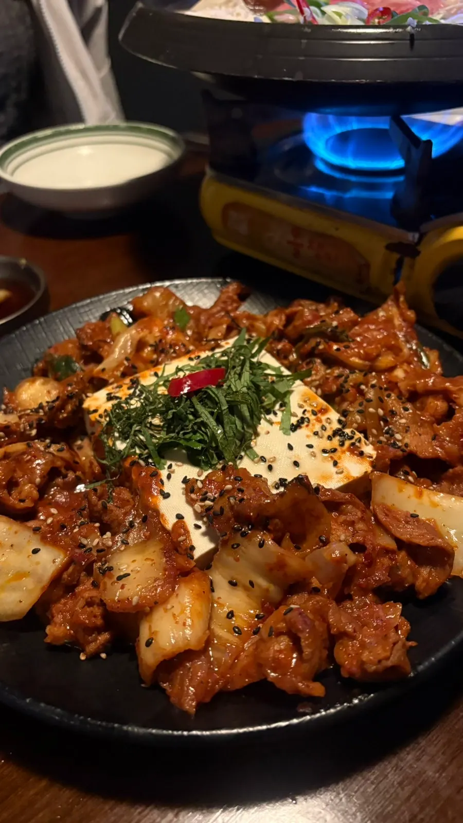 제육김치 안주와 맥주가 놓인 테이블