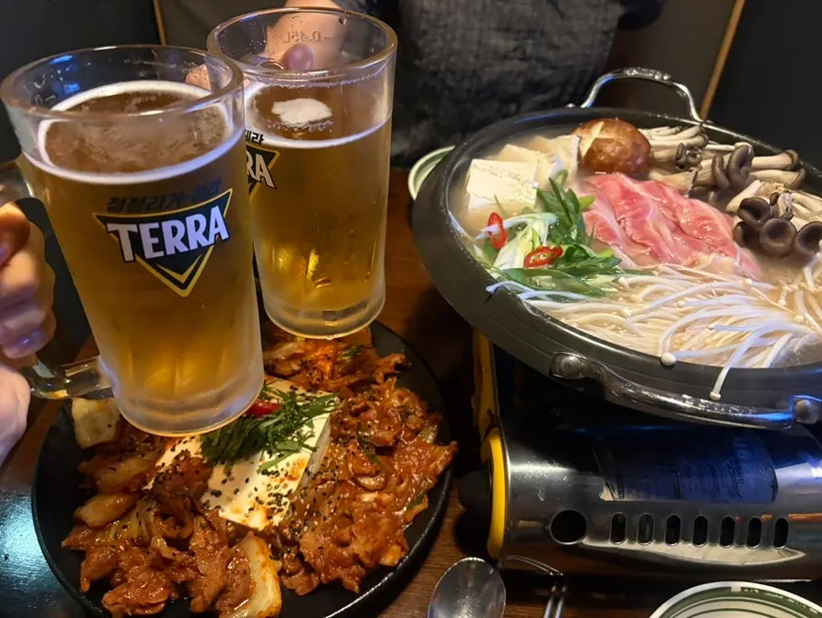 카스 맥주와 안주를 함께 놓은 상차림