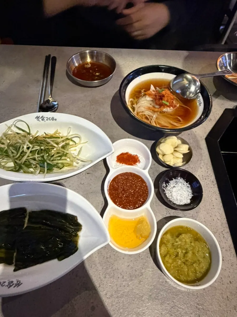 모둠돌판에 올린 삼겹살과 목살