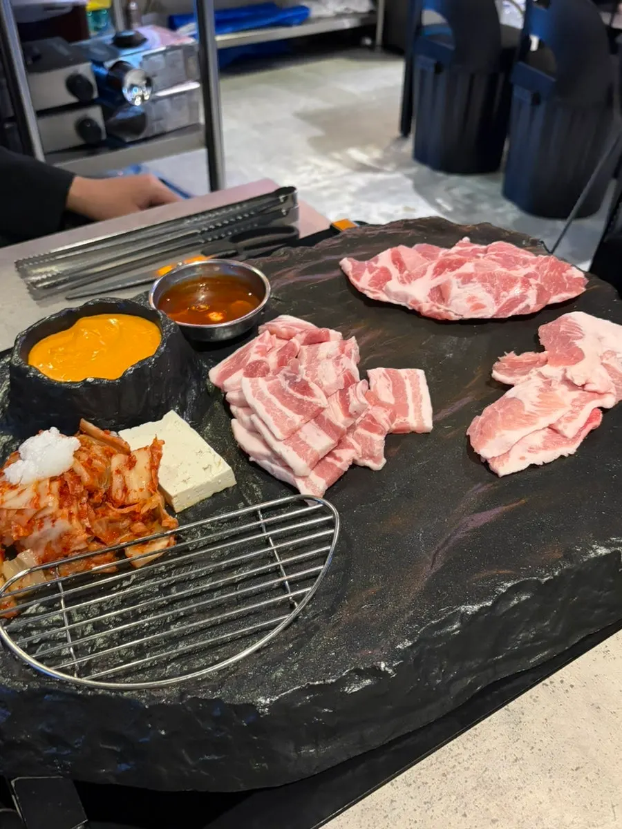 용암 퐁듀치즈가 올라간 분화구 불판