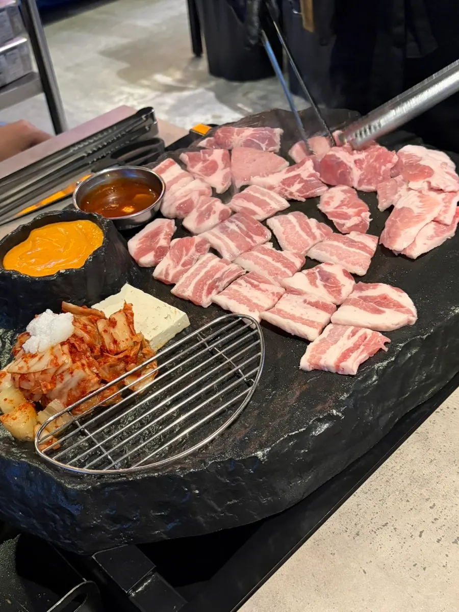 치즈에 찍어 먹는 삼겹살 한 점