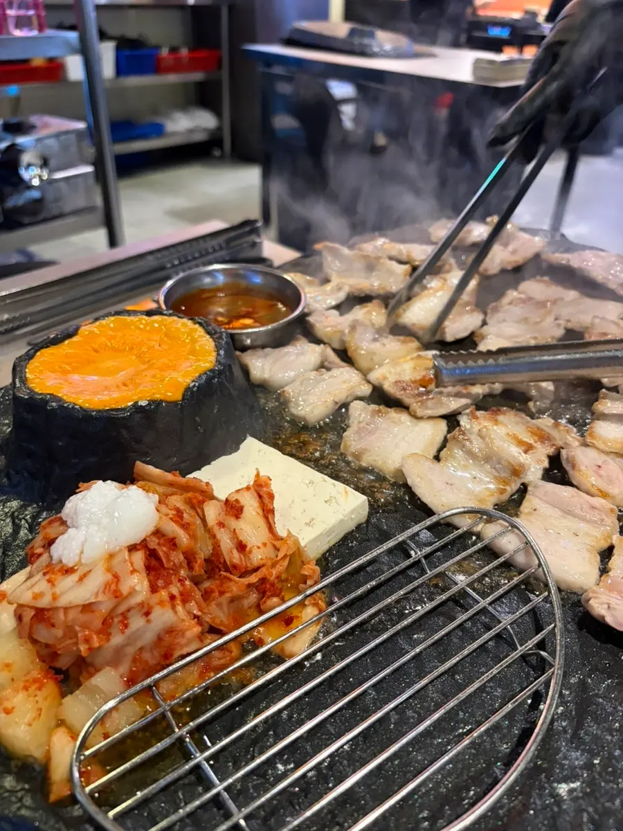쌈과 함께 먹는 삼겹살