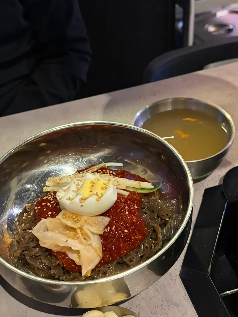퐁듀치즈를 늘려 올린 고기