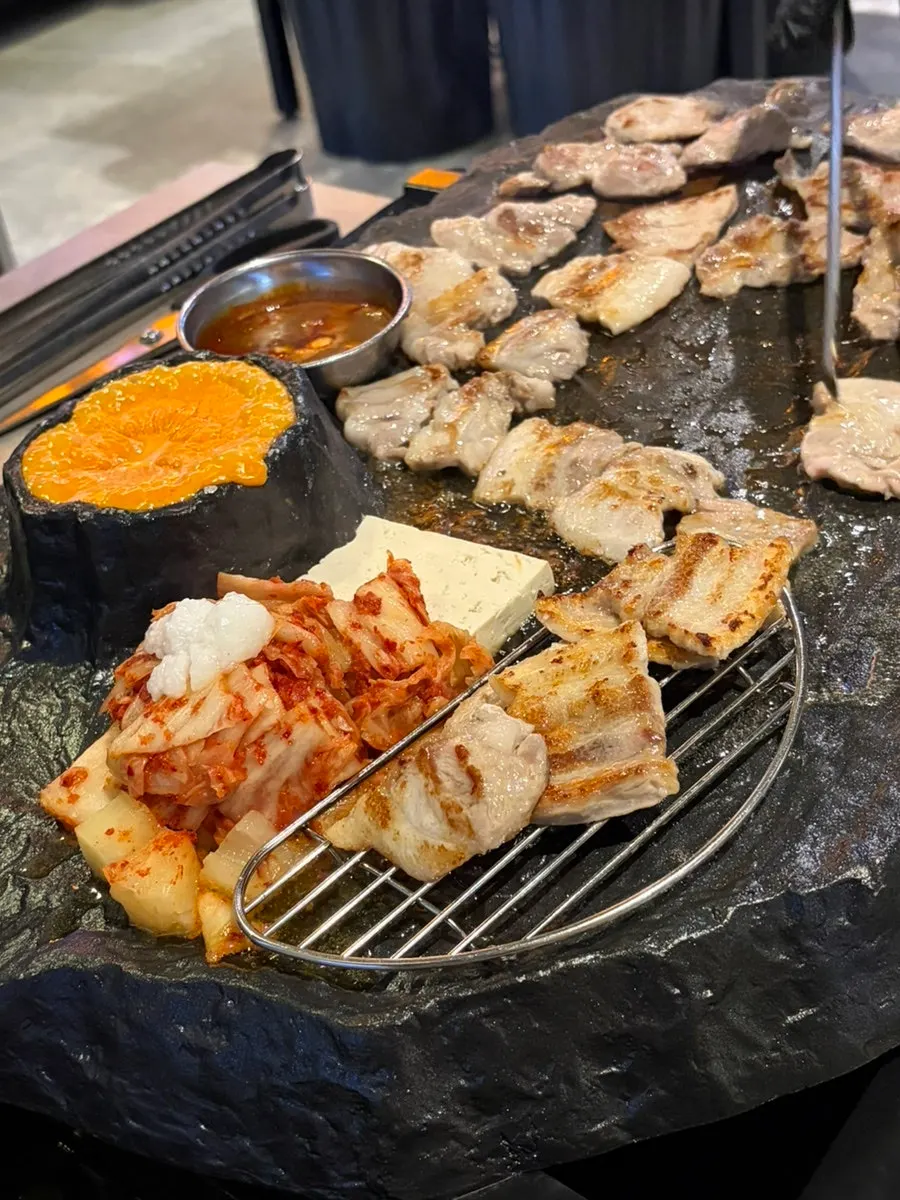 돌판 가장자리에 놓인 곁들임 재료