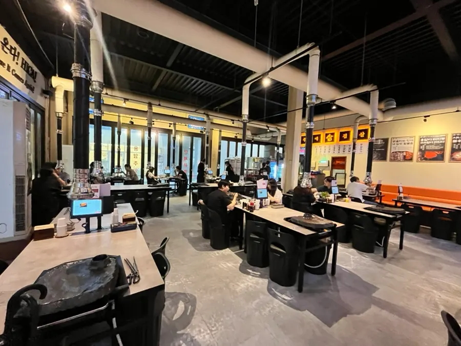 Exterior of Ssosam 208 Suwon Station Branch and the surrounding alley