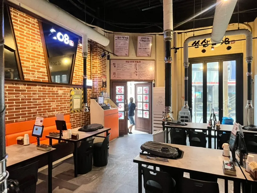 Spacious dining hall at Ssosam 208 Suwon Station Branch before 5pm peak hour