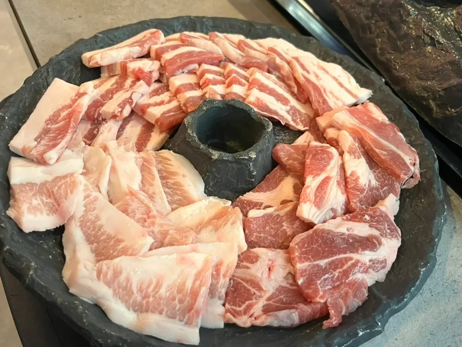 Raw meat plate for the medium mixed stone-grill platter