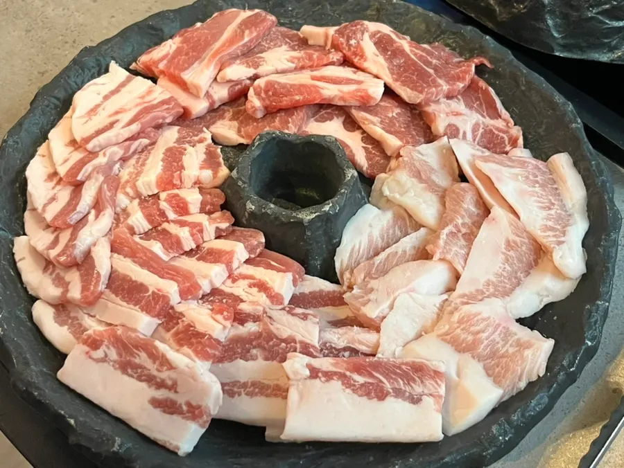 Close-up of the 500g mixed stone-grill platter