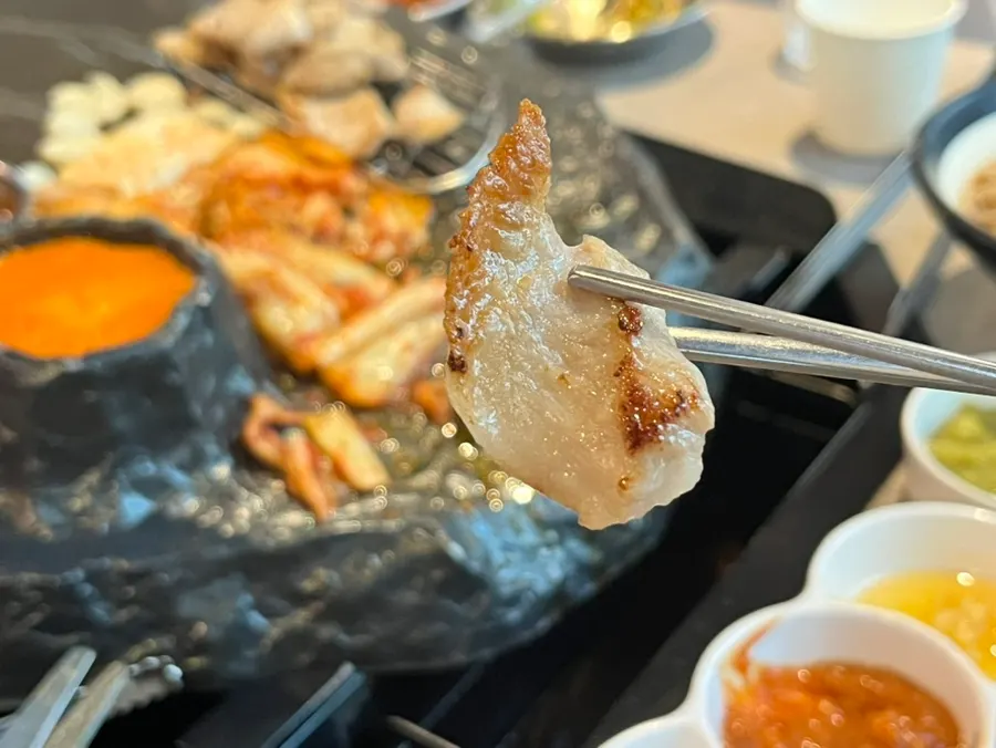 Thick thousand-layer pork belly dipped in cheese fondue