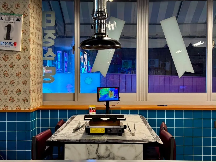 Wall decor with 90s-style interior touches