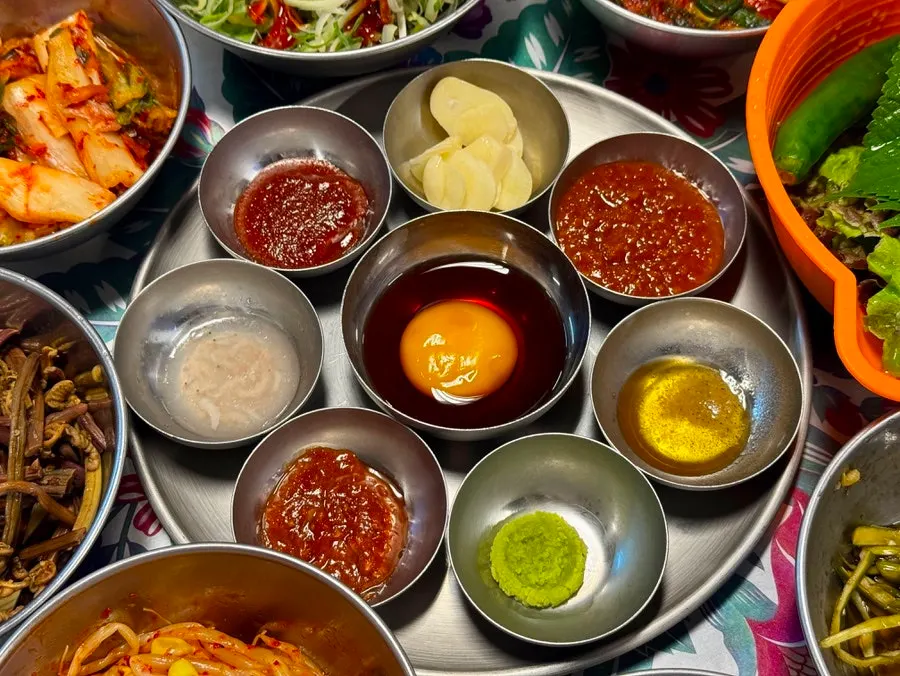 A jaw-dropping full table setting