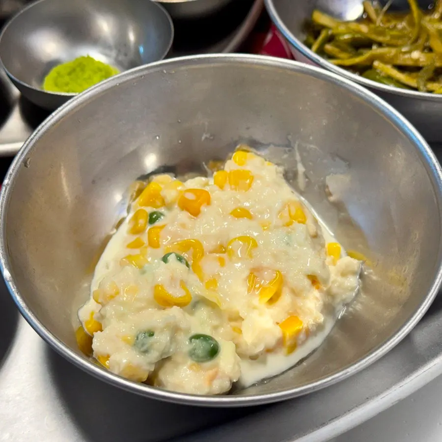 Seasoned scallion mixed in sauce
