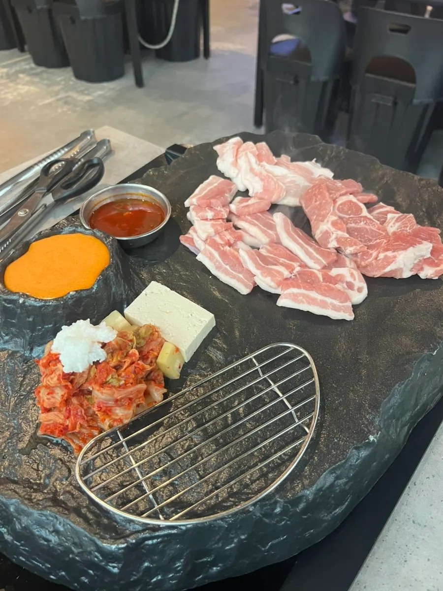 돌판에 올라간 모둠돌판 중자 500g