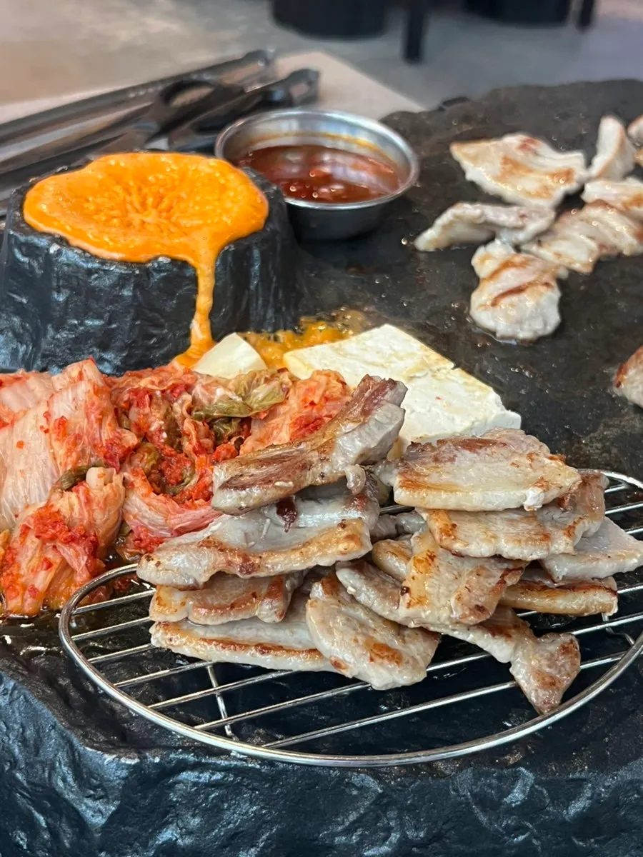 그릴링 서비스로 구워지는 고기