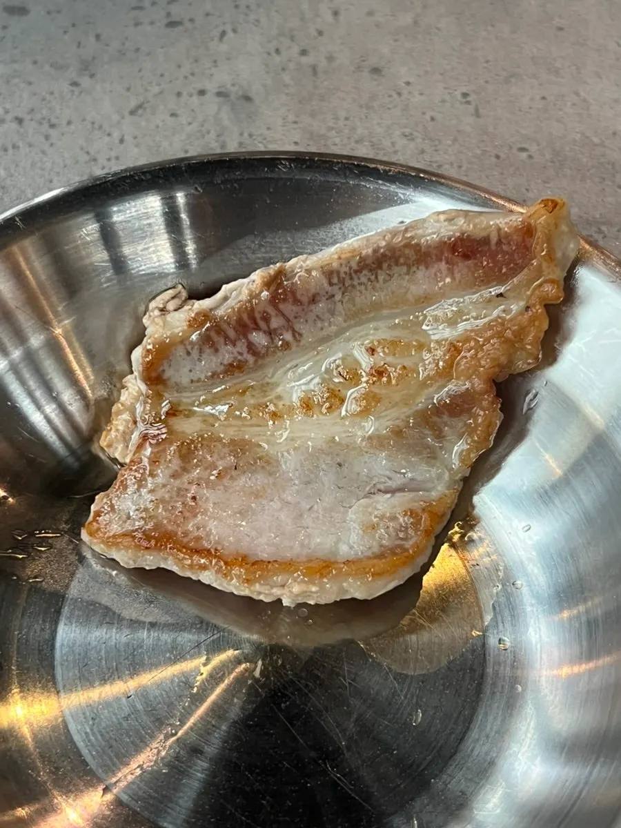 노릇하게 구워진 삼겹살과 목살
