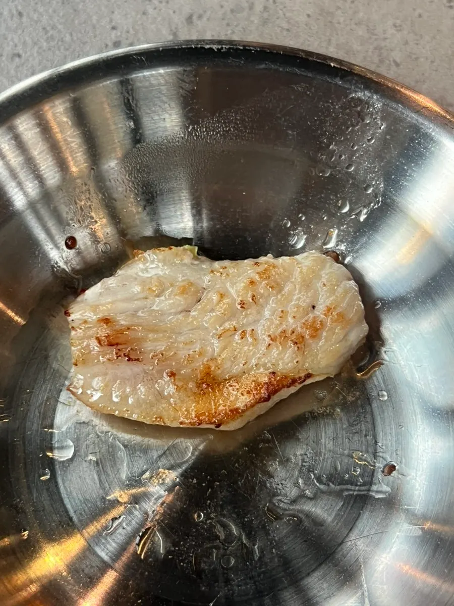 다 구워진 돌판 고기 한 점