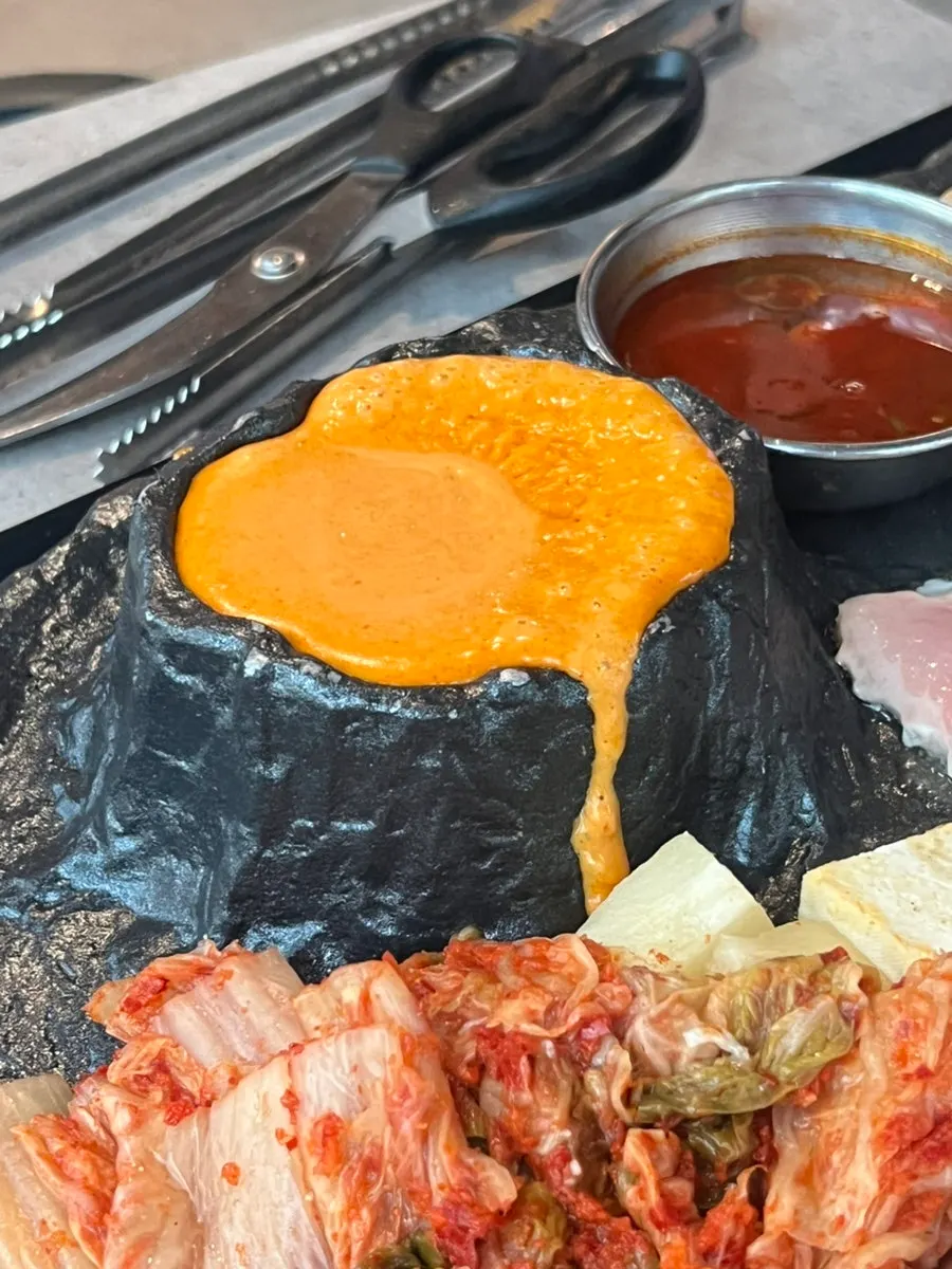 화산처럼 흘러내리는 치즈퐁듀