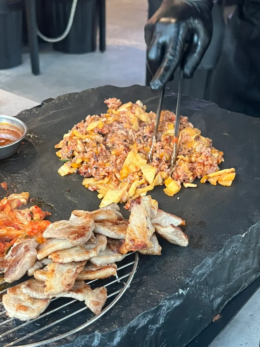 가짓수 많은 밑반찬과 고기 한 상