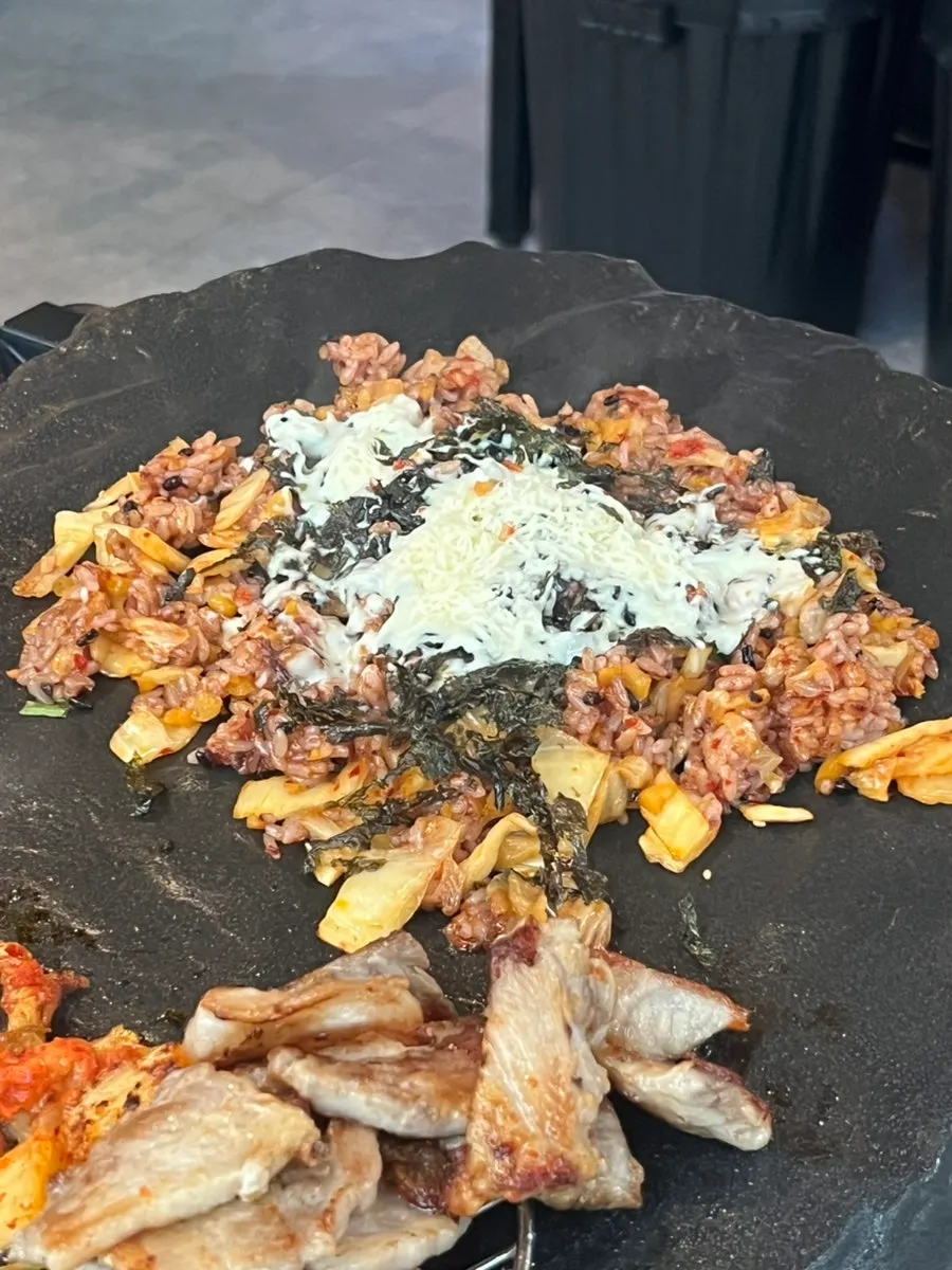 쌈과 반찬으로 싸 먹는 삼겹살