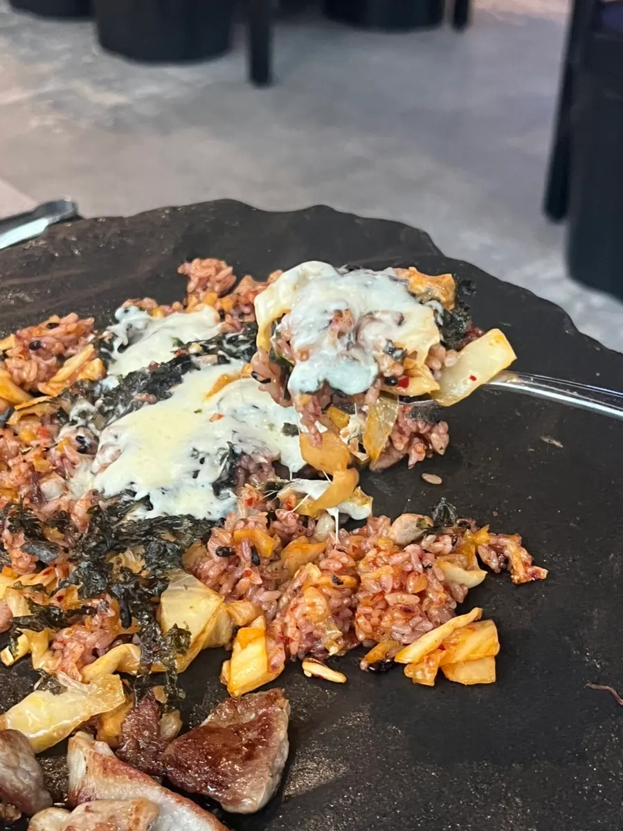 반찬과 함께 차려진 고기 테이블