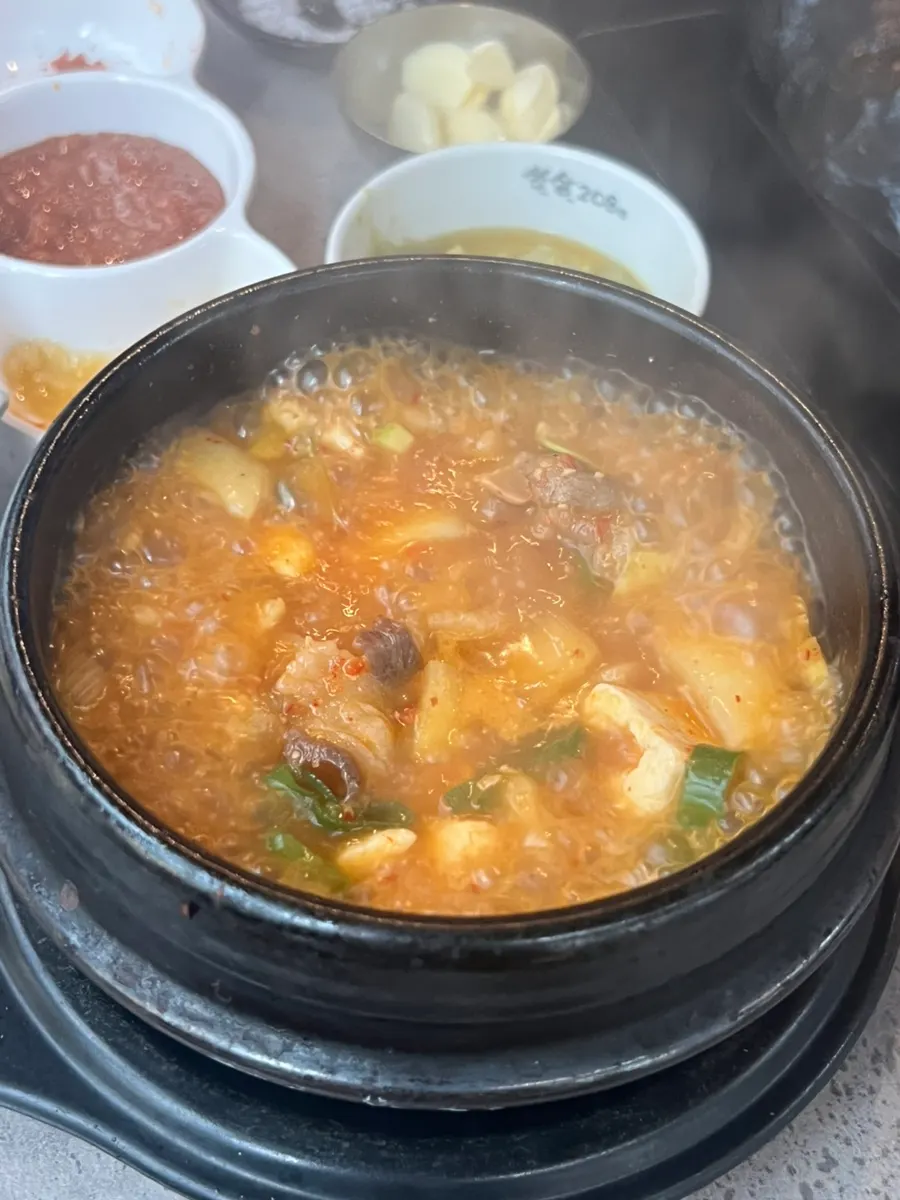 치즈 올린 현무암 눈꽃 김치볶음밥