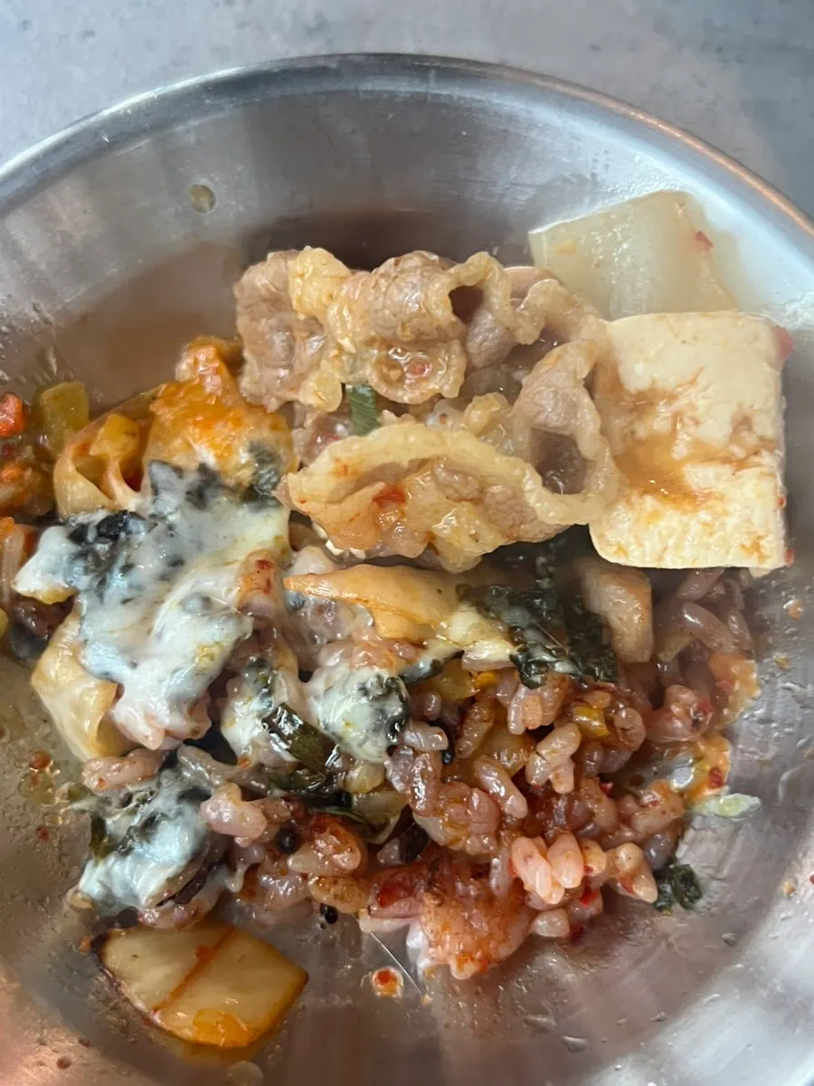 돌판에서 마무리한 김치볶음밥