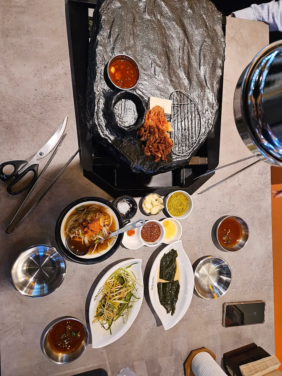 테이블 간격이 넉넉한 고기집 실내 테이블