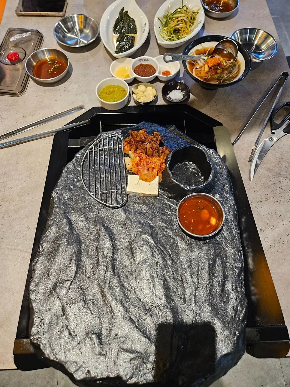 소스와 채소로 차려진 기본 반찬 상차림