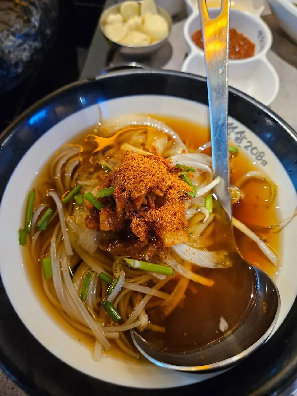 기본으로 나온 칼칼한 국수 한 그릇