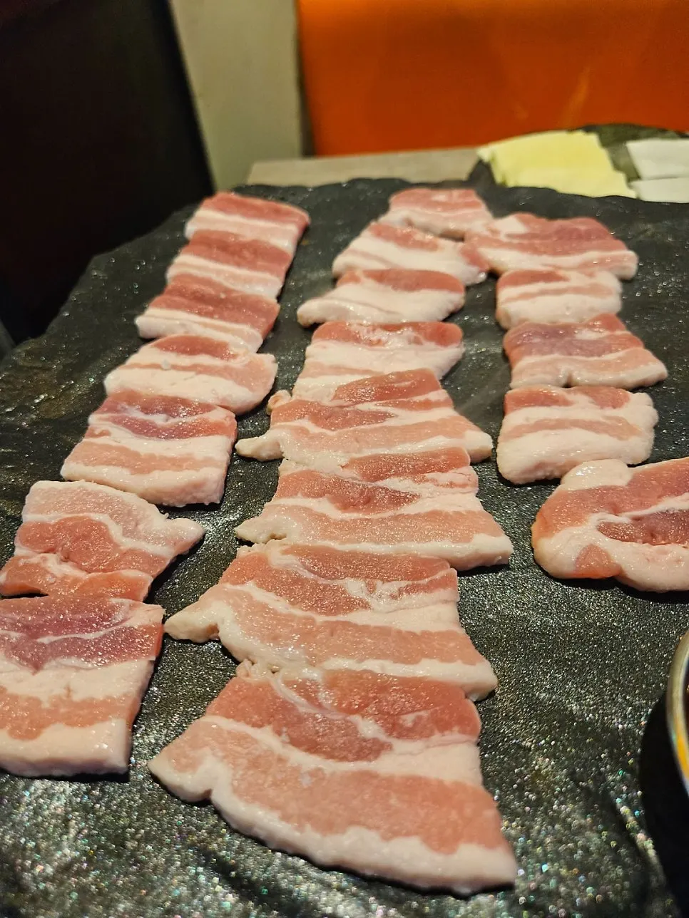 선홍빛 생삼겹살 접시