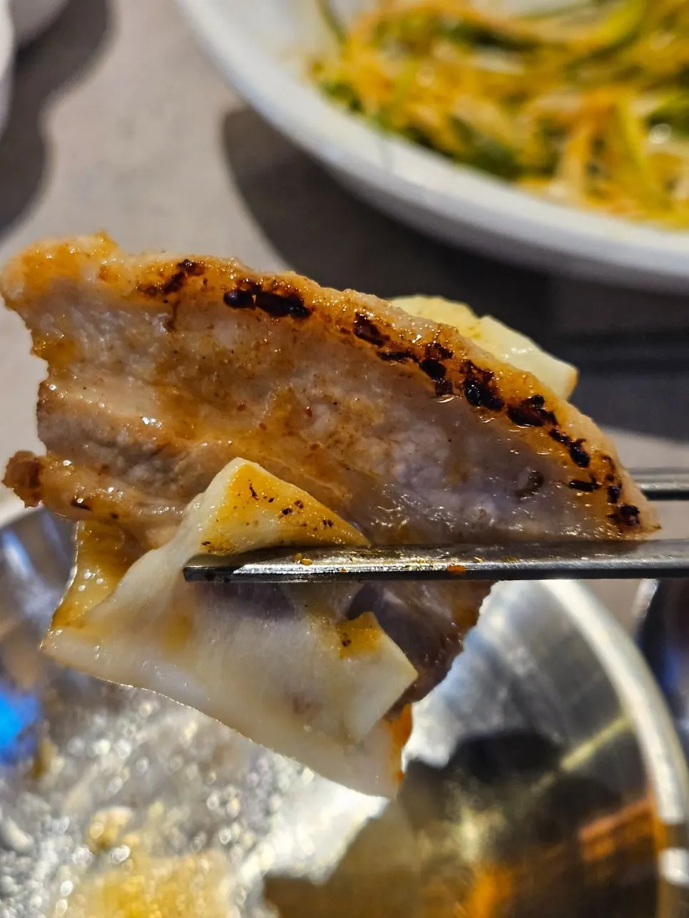 치즈를 감은 삼겹살 클로즈업