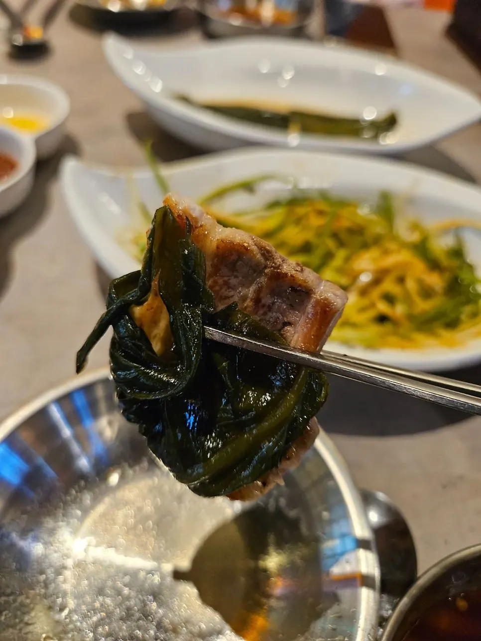 명이나물에 말아 먹는 삼겹살