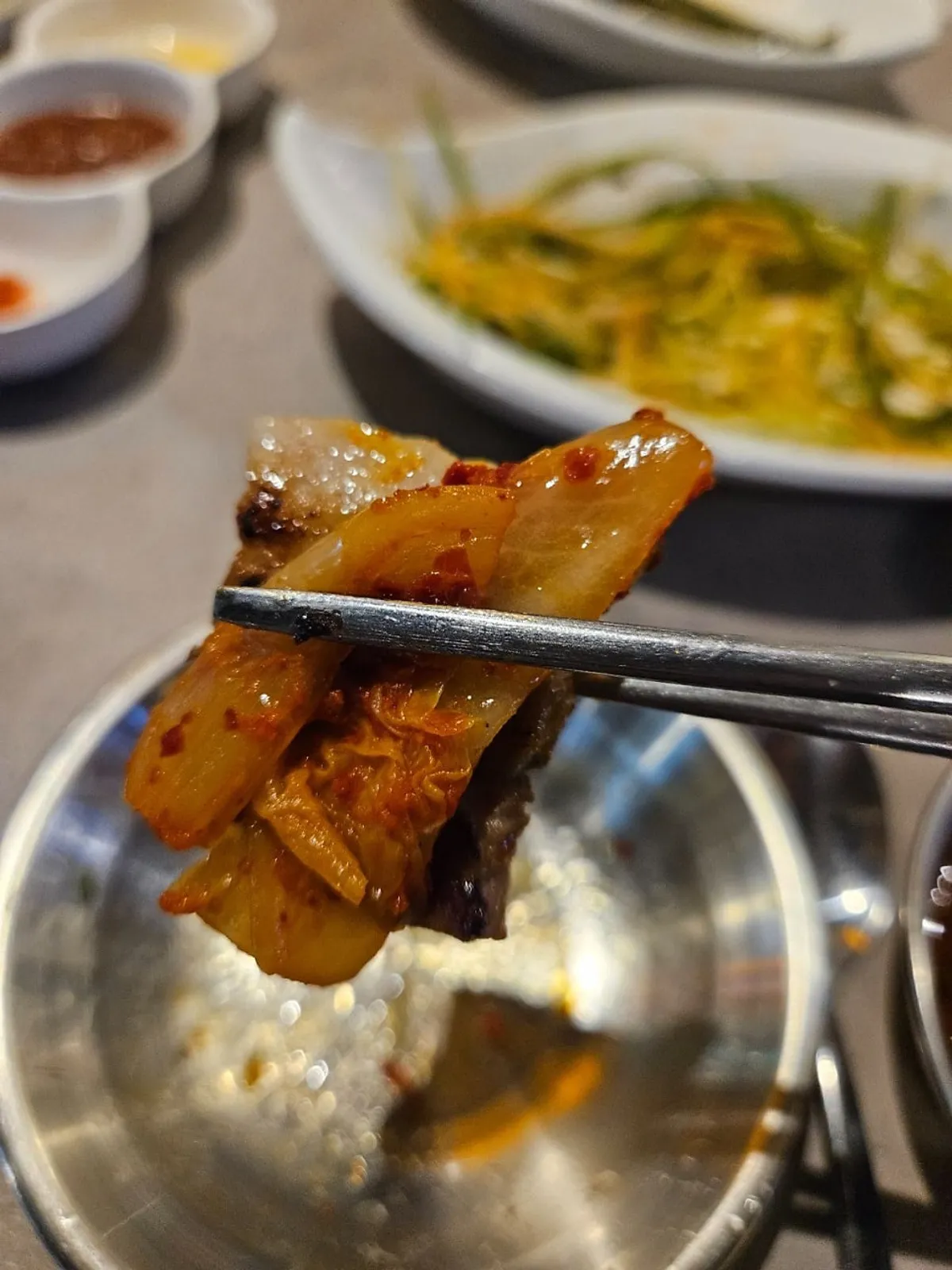 돌판에서 구운 김치와 삼겹살 조합