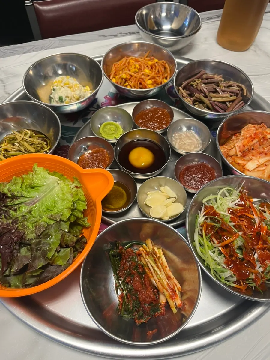김치, 콩나물, 고사리, 파절이 곁들임 반찬