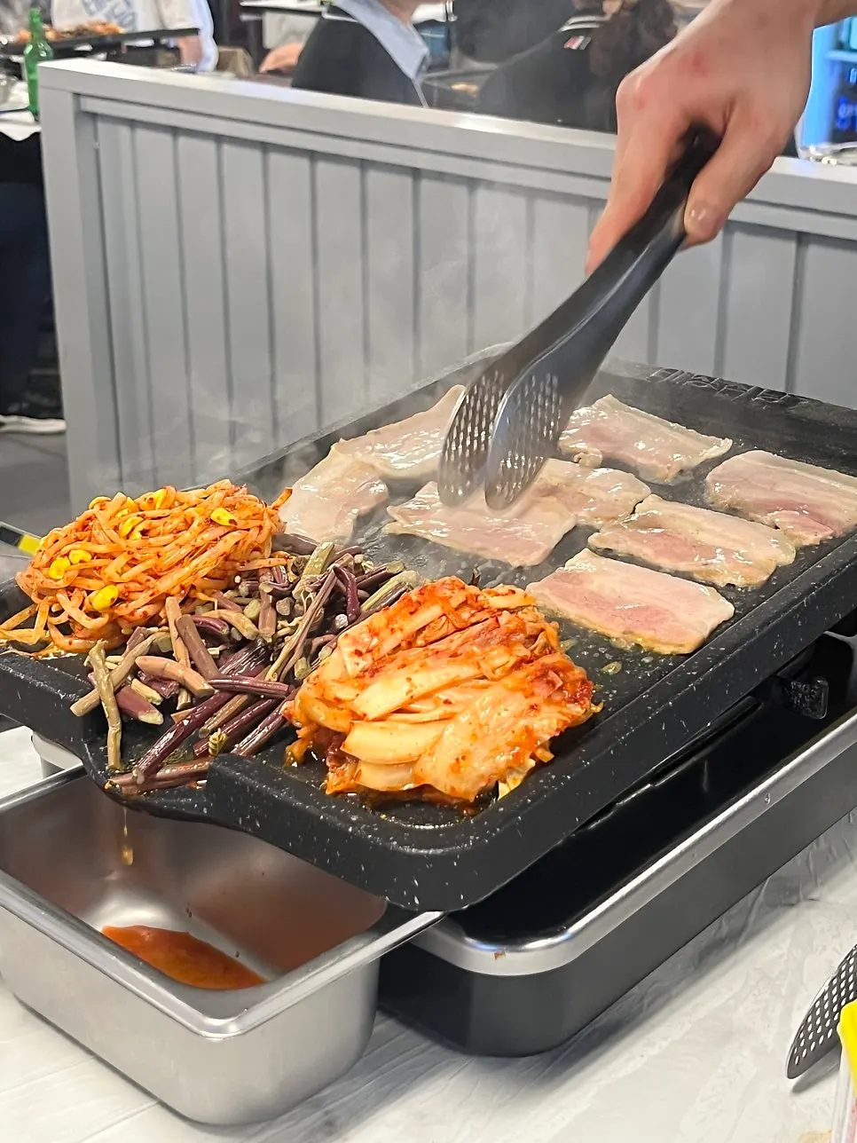 김치와 콩나물을 함께 굽는 불판