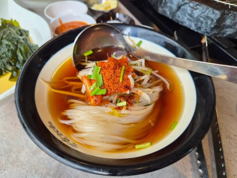 기본찬으로 나온 매콤한 쌀국수