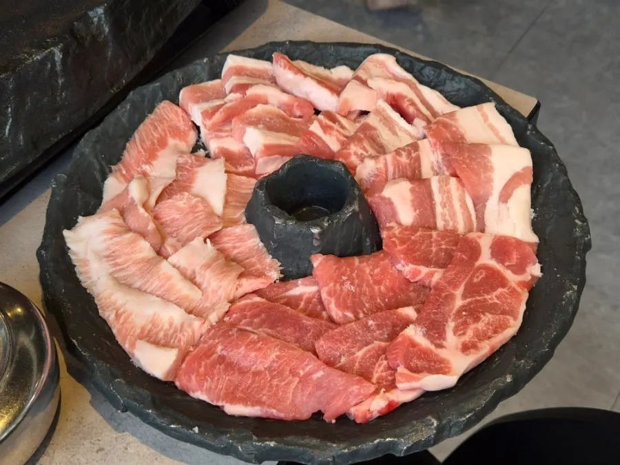 돌판에 올린 모둠돌판 중자