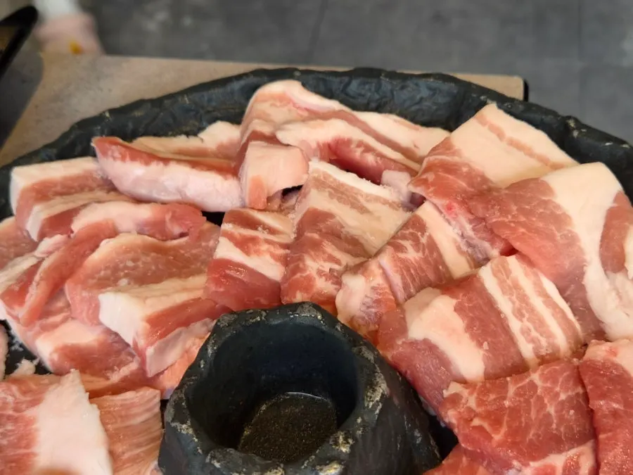 모둠돌판에 포함된 삼겹살