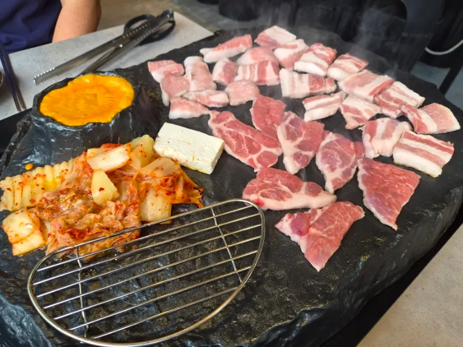돌판 위에서 구워지는 한돈 모둠 고기