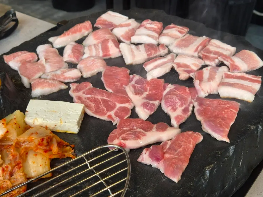 김치와 두부가 함께 올라간 돌판