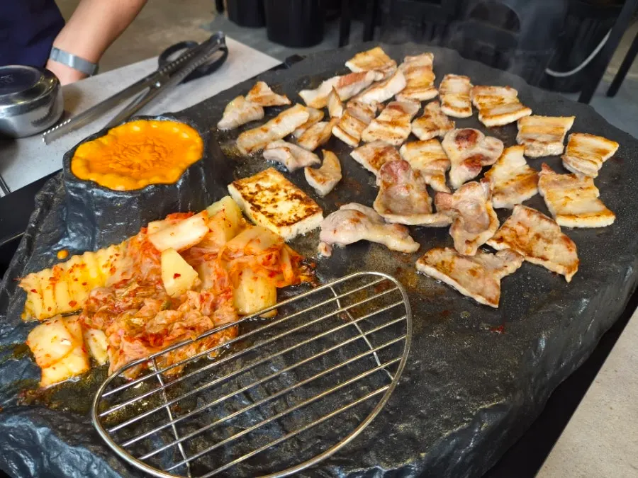 돌판 한쪽의 용암 퐁듀 치즈