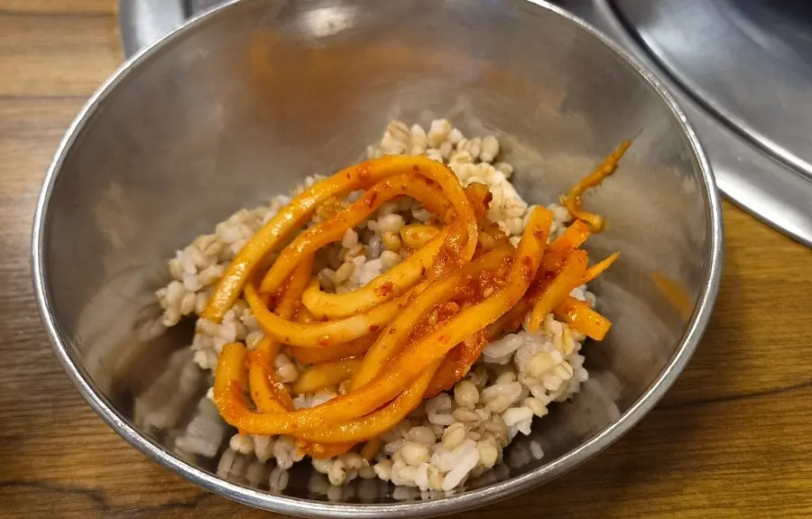 Basic kimchi banchan spread at Daseon Kalguksu