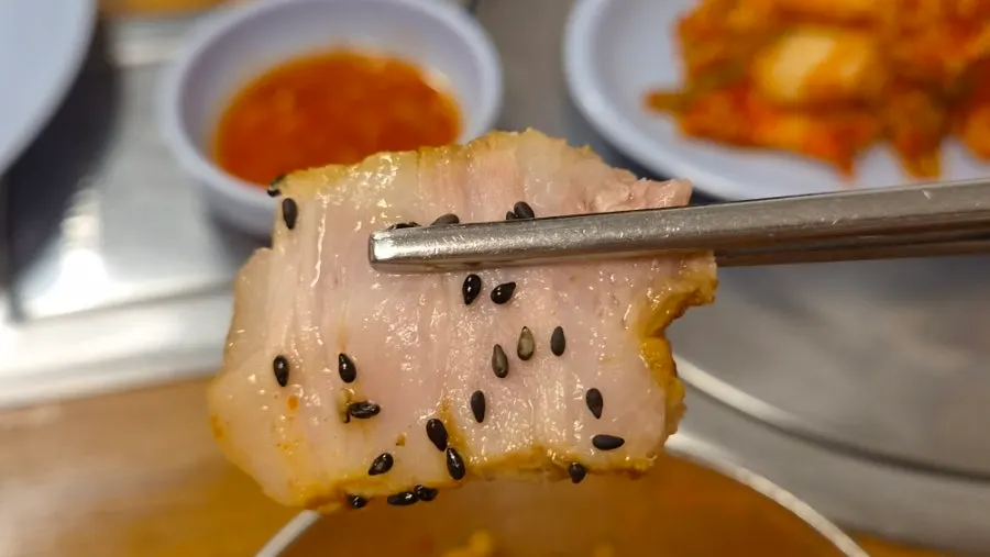 Plate of boiled pork included in the kalguksu set meal