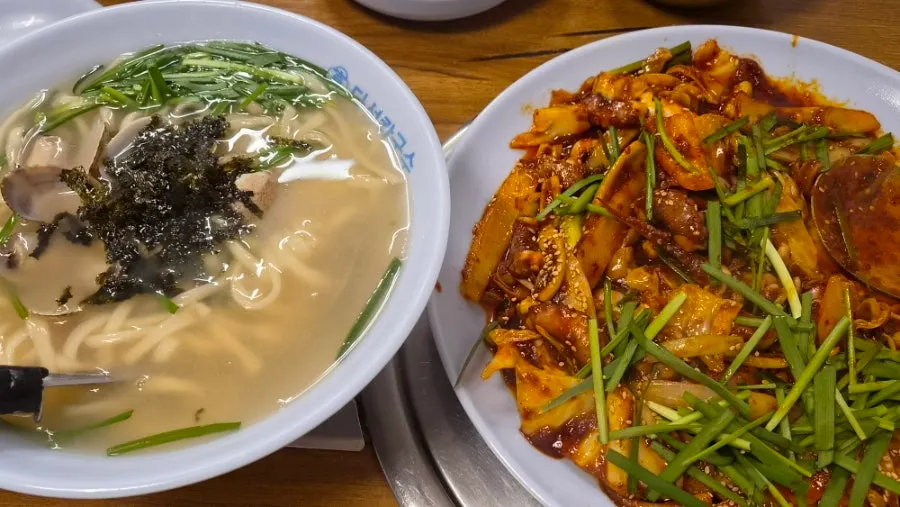 Table with both bulnakji-bokkeum and kalguksu