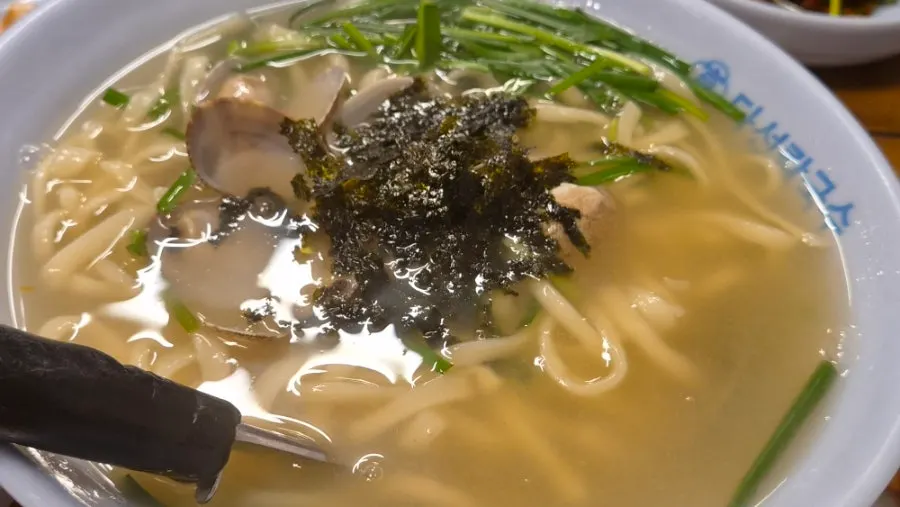 Regular kalguksu packed with clams