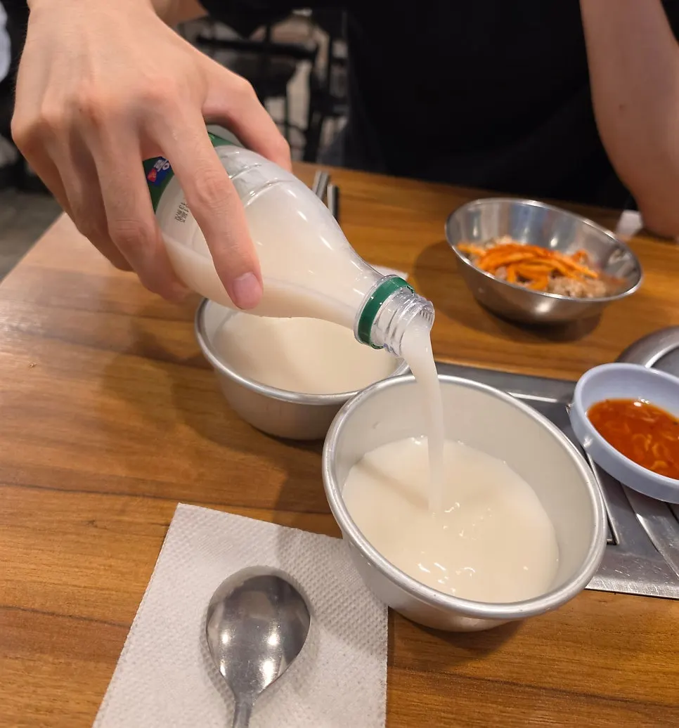 晚餐搭配一杯马格利酒的餐桌